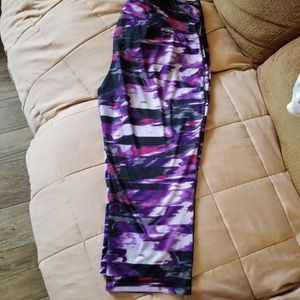 Capri length leggings in GUC.  The brand is Avia and size large.